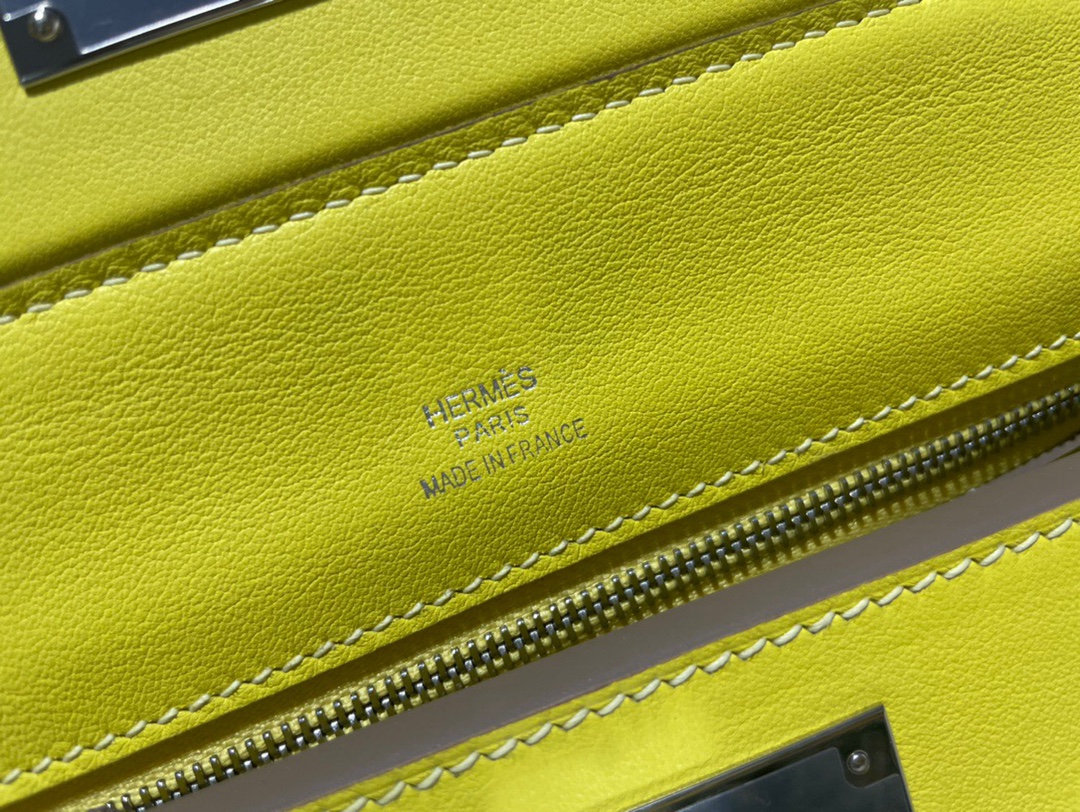 Hermes Kelly 2424 29cm Handbag in Yellow Clemence Leather 